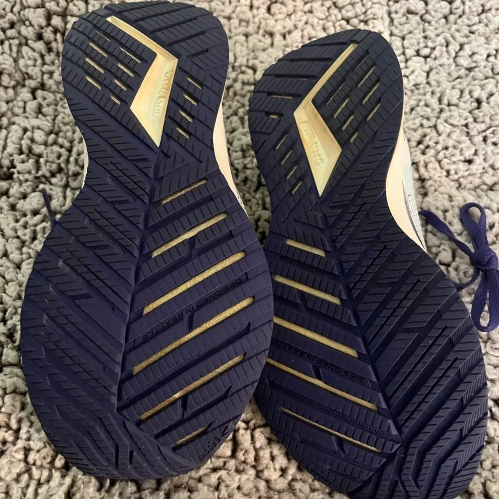 Brooks Levitate Purple/light gray running shoes women’s 7